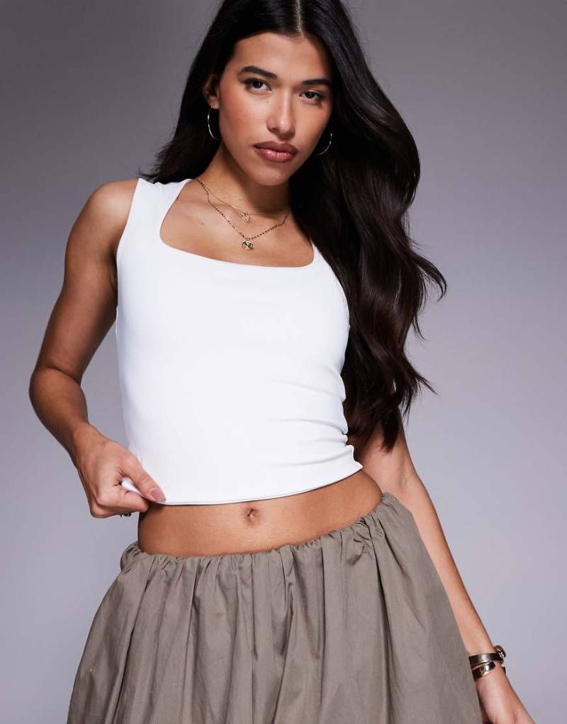 ASOS DESIGN - Figurformendes Trägertop in Weiß mit breiten Trägern von ASOS DESIGN