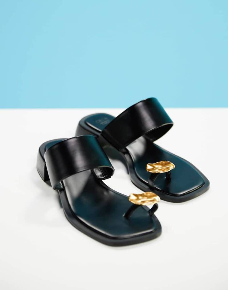 ASOS DESIGN - Finesse - Sandalen in Schwarz mit Schlaufe am Zeh mit Metallverzierung von ASOS DESIGN