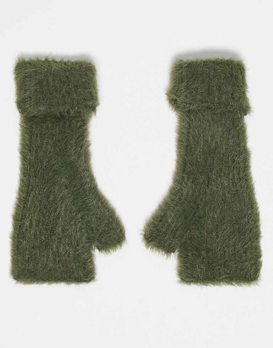 ASOS DESIGN - Fingerlose Handschuhe aus flauschigem Strick in Khaki-Grün von ASOS DESIGN