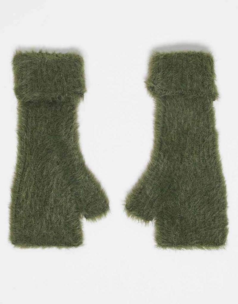 ASOS DESIGN - Fingerlose Handschuhe aus flauschigem Strick in Khaki-Grün von ASOS DESIGN