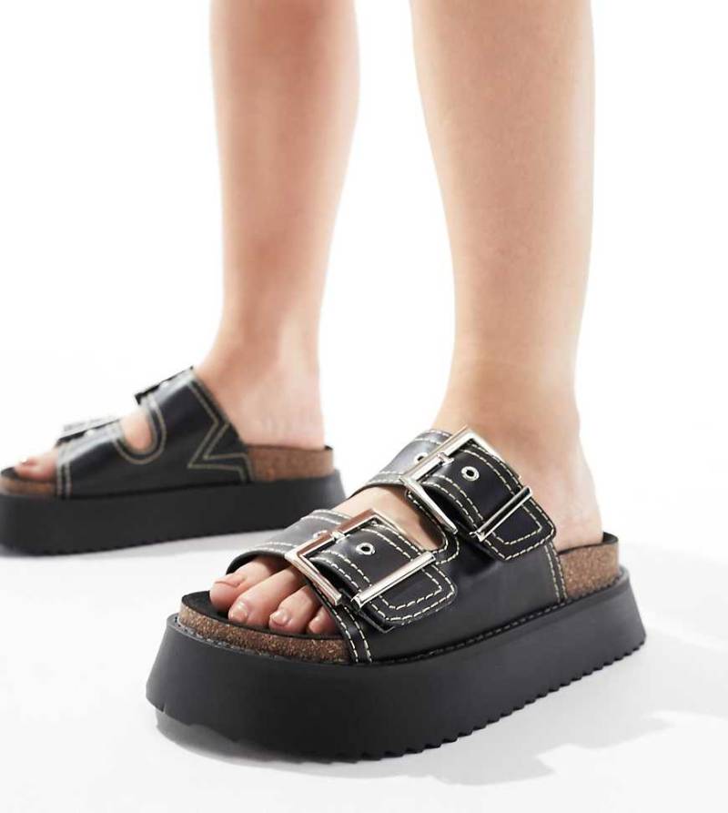 ASOS DESIGN - Firecracker - Flache Sandalen in Schwarz mit zwei Riemen und Fußbett, weite Passform von ASOS DESIGN Wide Fit