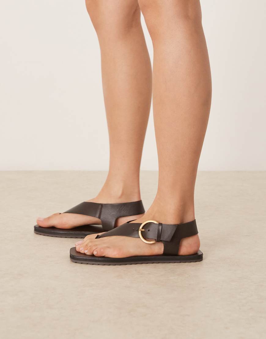 ASOS DESIGN - Firth - Flache Zehensteg-Sandalen aus Leder in Braun-Rot von ASOS DESIGN