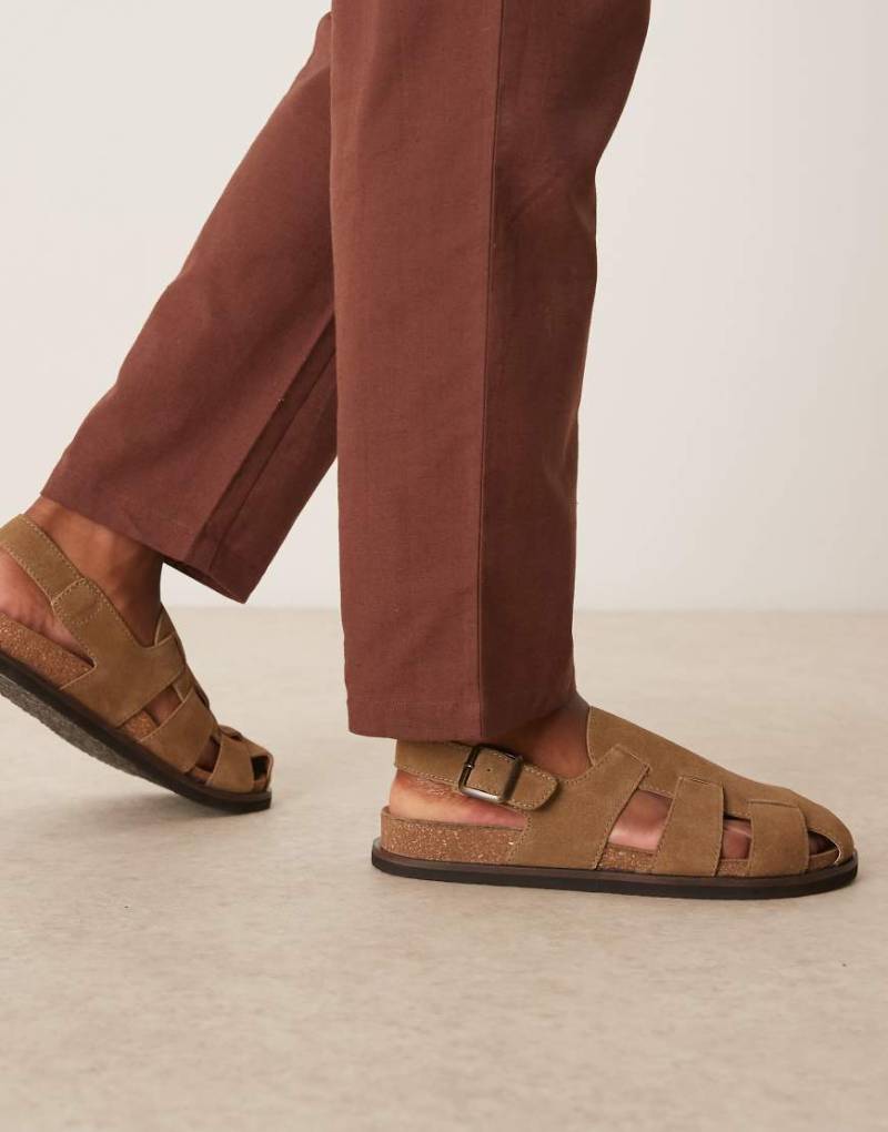 ASOS DESIGN - Fischer-Sandalen aus Wildleder in Beige mit geschlossenem Design-Neutral von ASOS DESIGN