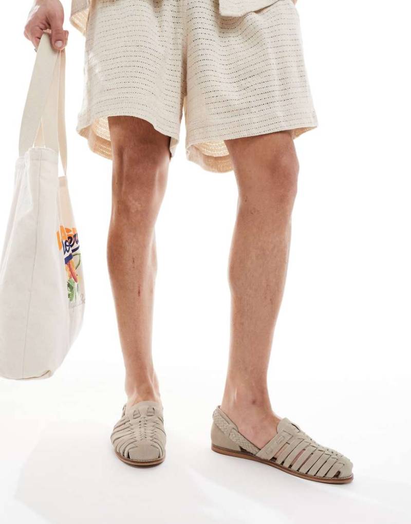 ASOS DESIGN - Fischer-Sandalen aus Wildleder in Steingrau-Neutral von ASOS DESIGN