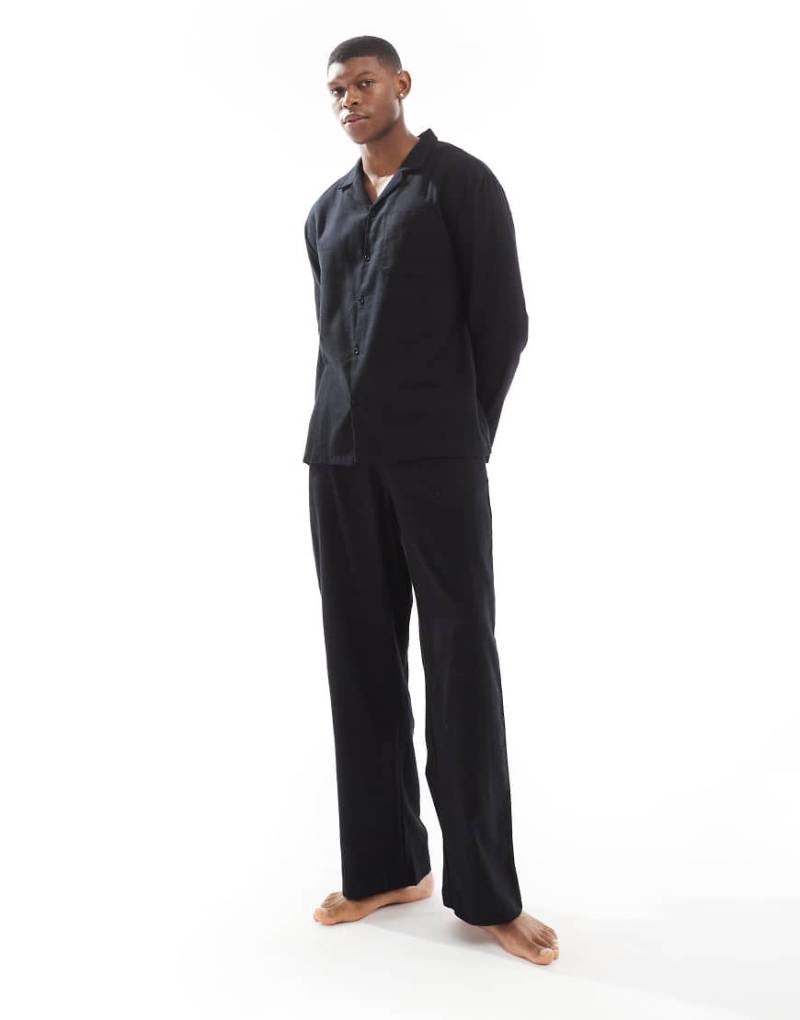 ASOS DESIGN - Pyjama-Set aus schwarzem Flanell von ASOS DESIGN