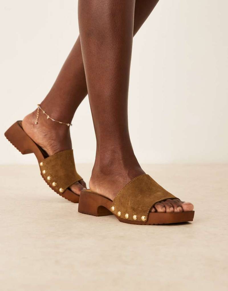 ASOS DESIGN - Flare - Mules-Sandalen im Clogs-Stil aus hochwertigem Wildleder in Khaki-Grün von ASOS DESIGN