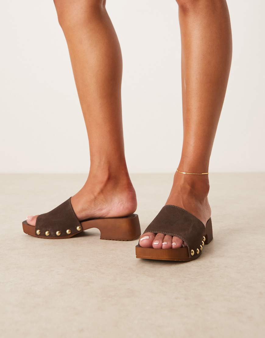 ASOS DESIGN - Flare - Mules-Sandalen im Clogs-Stil aus hochwertigem Wildleder in Schokobraun ASOS DESIGN - Flare - Mules-Sandalen im Clogs-Stil aus hochwertigem Wildleder in Schokobraun von ASOS DESIGN
