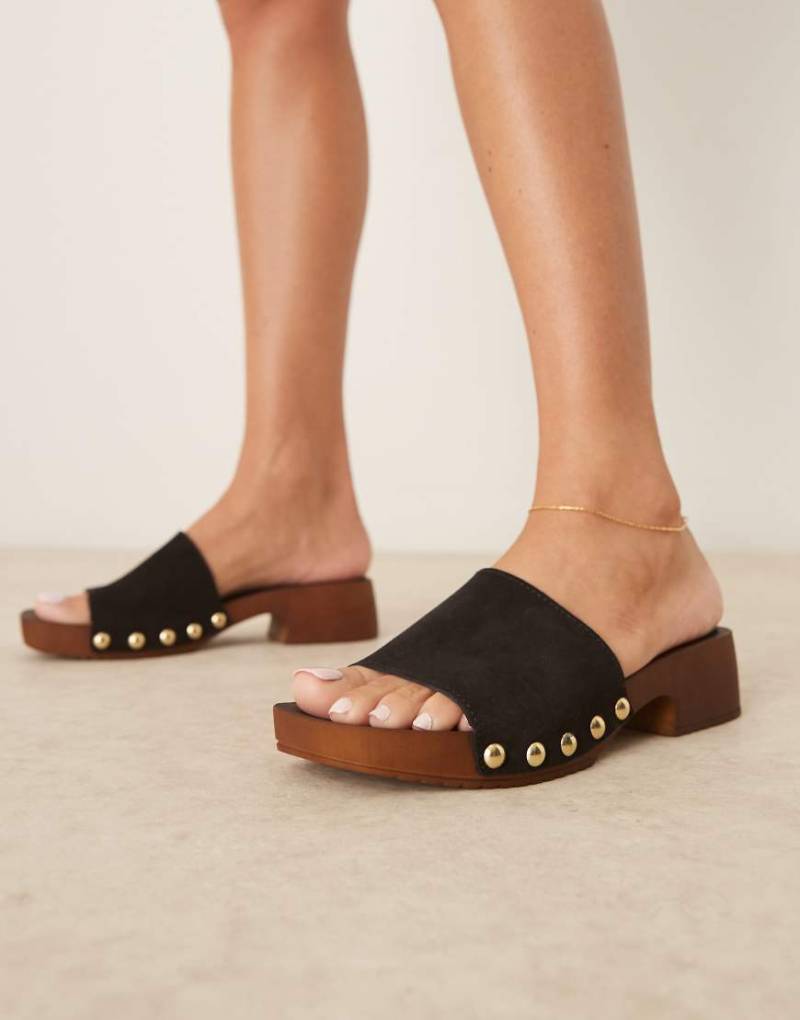 ASOS DESIGN - Flare - Mules-Sandalen im Clogs-Stil aus hochwertigem Wildleder in Schwarz von ASOS DESIGN