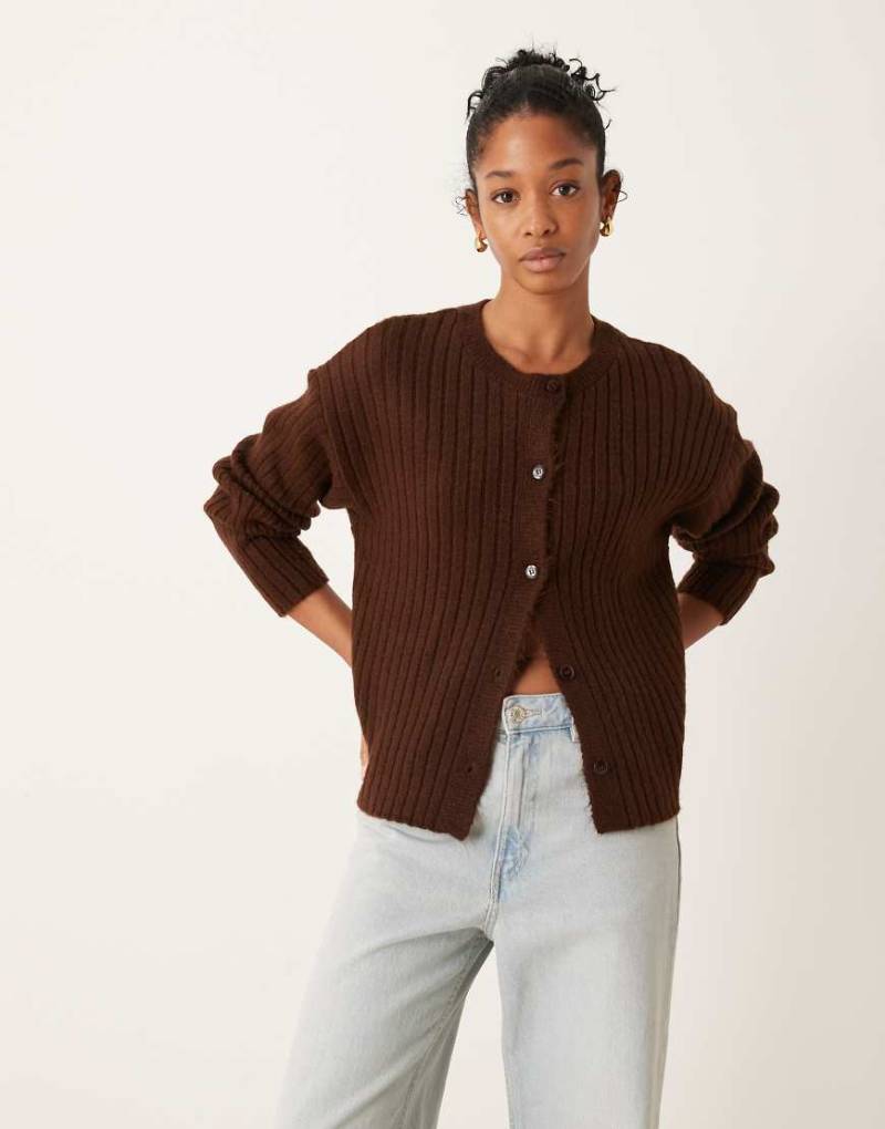 ASOS DESIGN - Flauschige, gerippte Oversize-Strickjacke in Braun von ASOS DESIGN