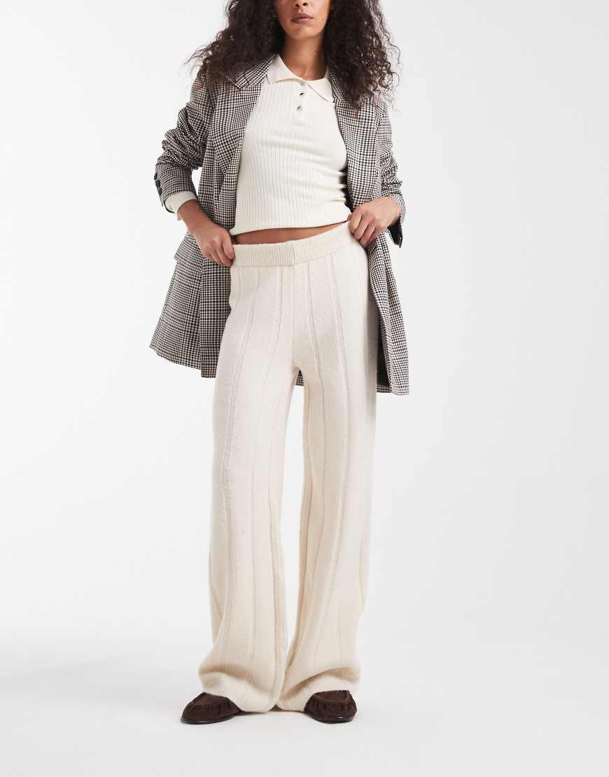 ASOS DESIGN - Flauschige Hose aus Rippstrick in Ecru, Kombiteil-Weiß ASOS DESIGN - Flauschige Hose aus Rippstrick in Ecru, Kombiteil-Weiß von ASOS DESIGN