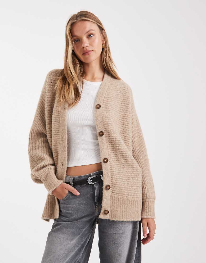 ASOS DESIGN - Flauschige Longline-Strickjacke in Beige-Neutral von ASOS DESIGN