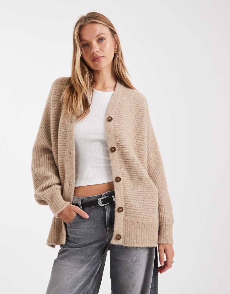 ASOS DESIGN - Flauschige Longline-Strickjacke in Beige-Neutral von ASOS DESIGN