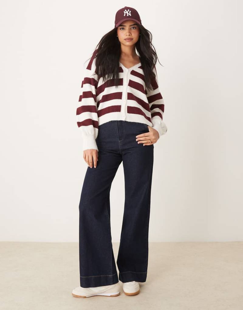ASOS DESIGN - Flauschige Oversize-Strickjacke in Burgunderrot gestreift-Bunt von ASOS DESIGN