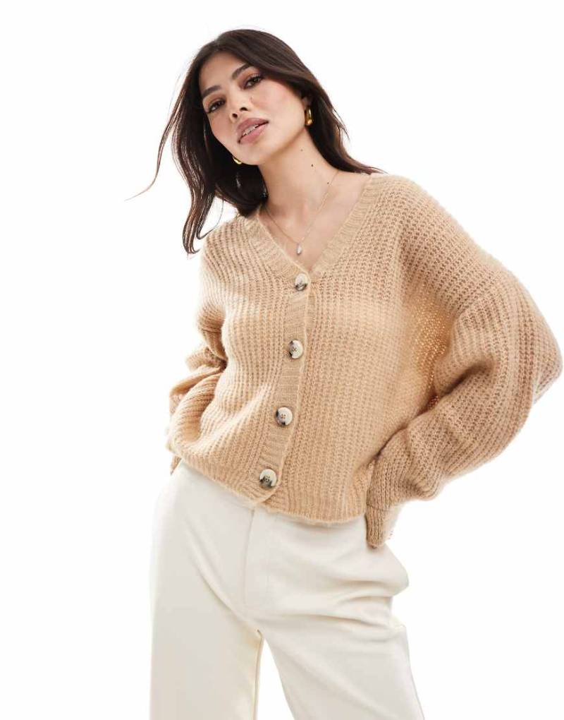 ASOS DESIGN - Flauschige Oversize-Strickjacke in Ecru-Braun von ASOS DESIGN