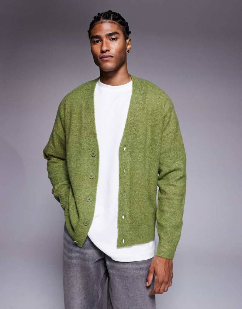 ASOS DESIGN - Flauschige Oversize-Strickjacke in Grün mit V-Ausschnitt von ASOS DESIGN
