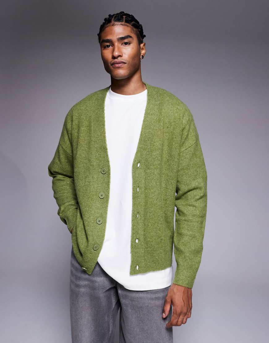 ASOS DESIGN - Flauschige Oversize-Strickjacke in Grün mit V-Ausschnitt von ASOS DESIGN