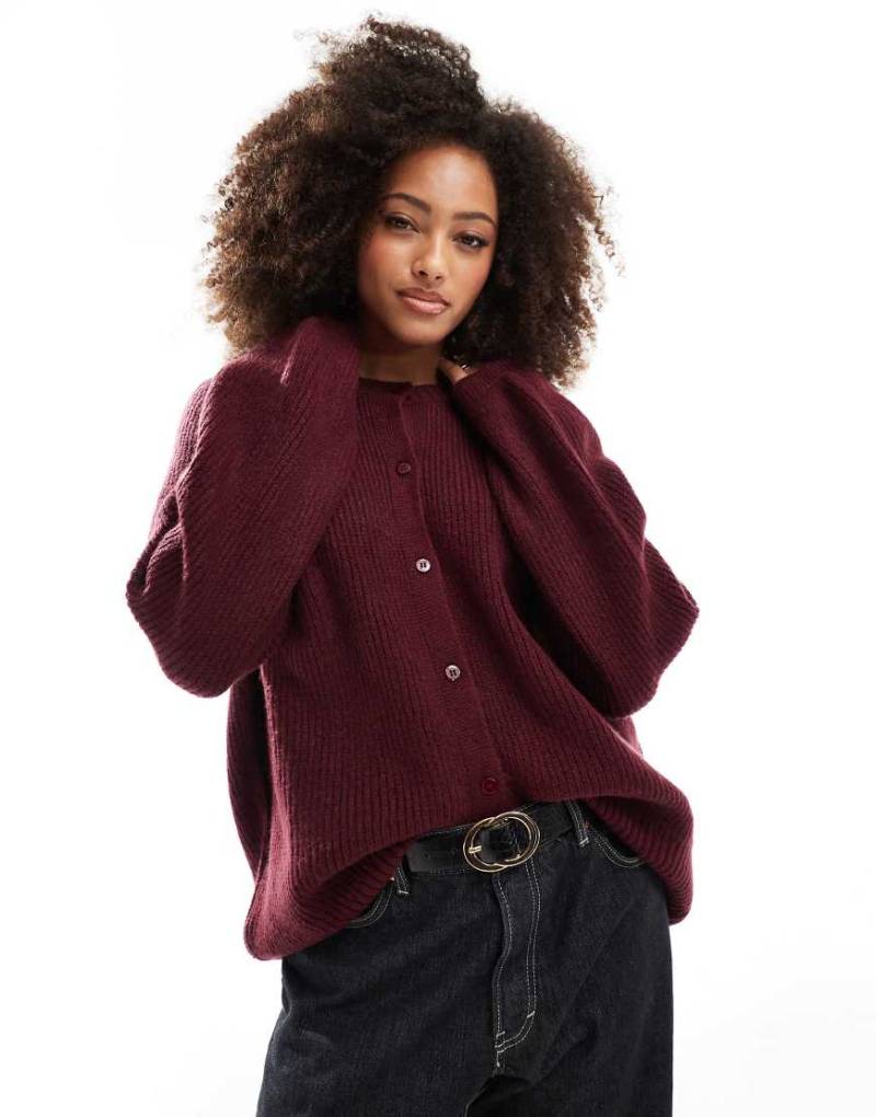 ASOS DESIGN - Flauschige Raglan-Strickjacke in Burgunderrot von ASOS DESIGN