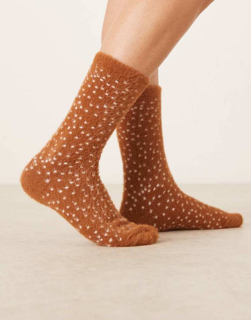 ASOS DESIGN - Flauschige Socken in Schokobraun mit Rehkitz-Punktmuster-Brown von ASOS DESIGN