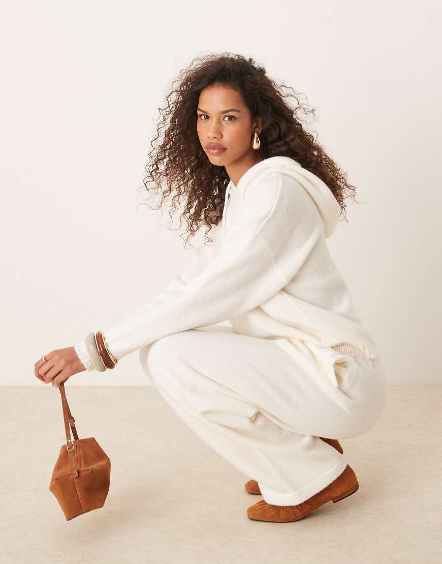 ASOS DESIGN - Flauschige Strick-Hose in Ecru mit weitem Bein-Weiß von ASOS DESIGN