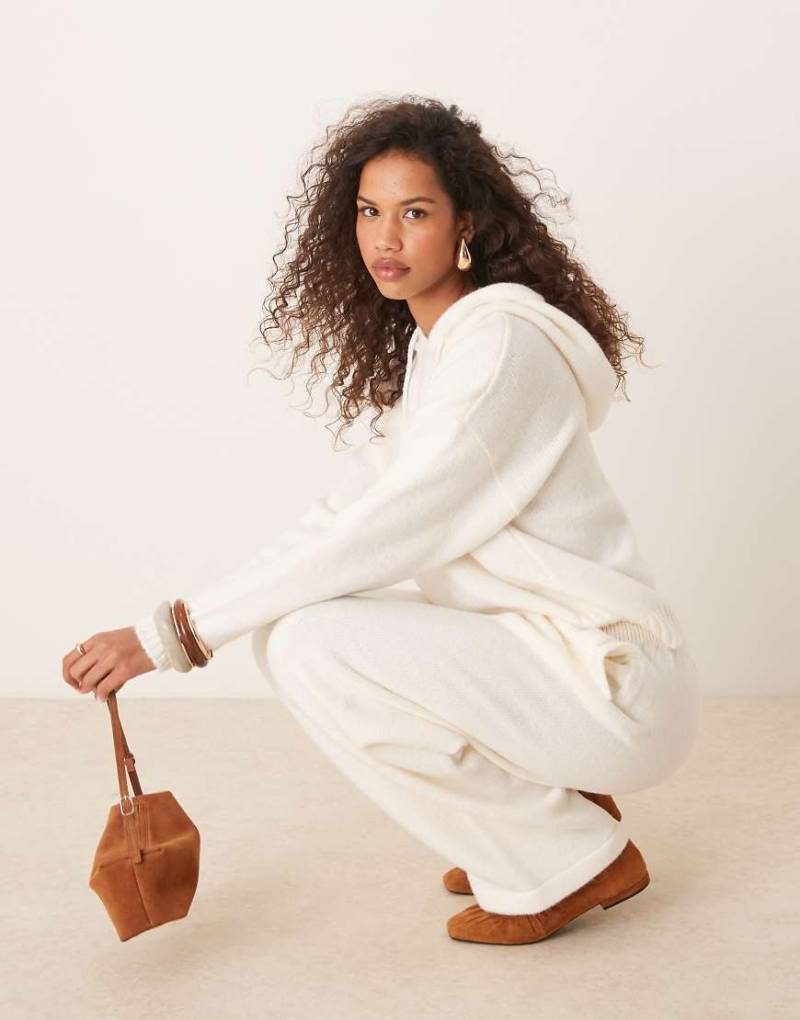 ASOS DESIGN - Flauschige Strick-Hose in Ecru mit weitem Bein-Weiß ASOS DESIGN - Flauschige Strick-Hose in Ecru mit weitem Bein-Weiß von ASOS DESIGN