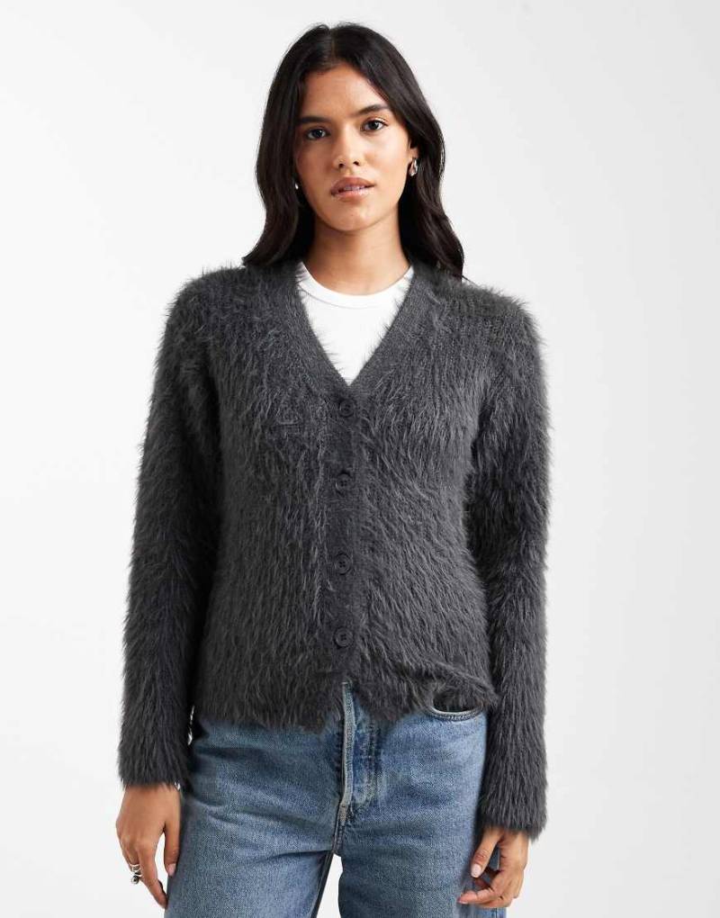 ASOS DESIGN - Flauschige Strickjacke in Anthrazit mit V-Ausschnitt-Grau von ASOS DESIGN
