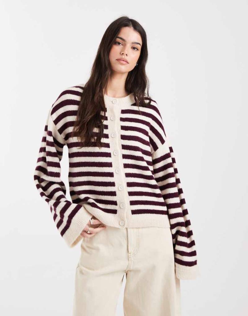 ASOS DESIGN - Flauschige Strickjacke in Beerenrot gestreift von ASOS DESIGN