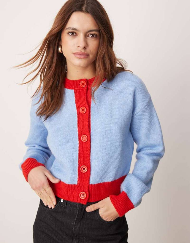ASOS DESIGN - Flauschige Strickjacke in Blau mit farblich abgesetzten Zierstreifen-Bunt von ASOS DESIGN