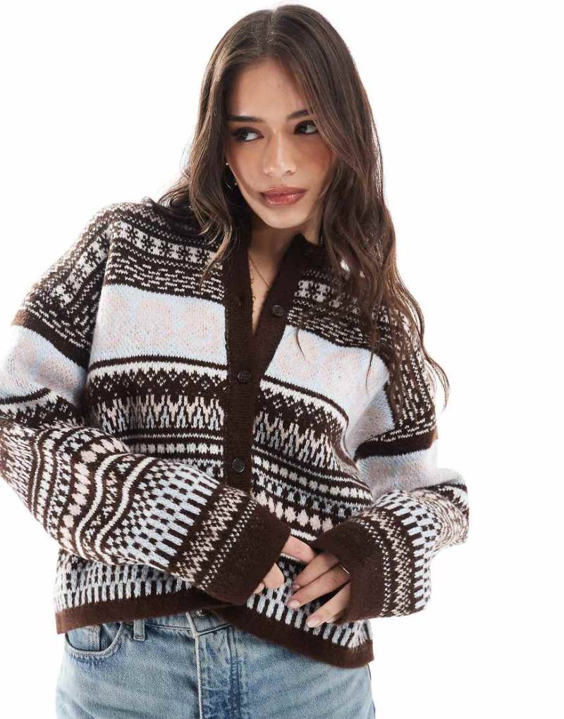 ASOS DESIGN - Flauschige Strickjacke in Braun mit Norwegermuster-Bunt von ASOS DESIGN