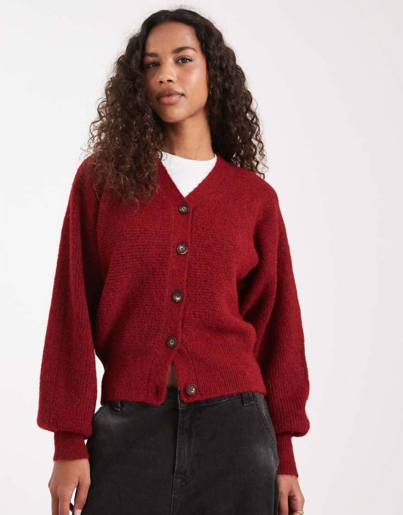 ASOS DESIGN - Flauschige Strickjacke in Burgunderrot mit Fledermausärmeln von ASOS DESIGN