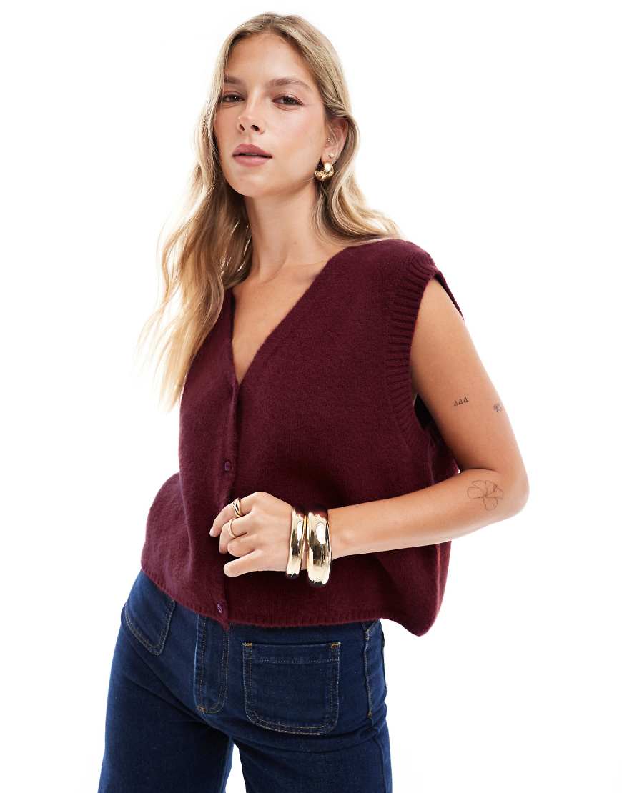 ASOS DESIGN - Flauschige Strickjacke in Burgunderrot von ASOS DESIGN