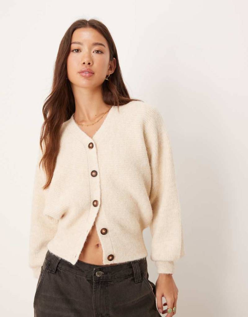 ASOS DESIGN - Flauschige Strickjacke in Creme mit Fledermausärmeln-Weiß von ASOS DESIGN
