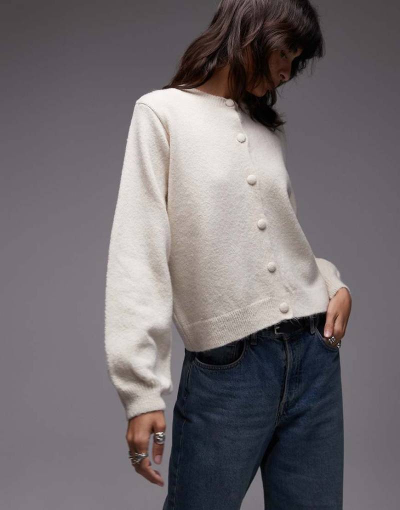 ASOS DESIGN - Flauschige Strickjacke in Cremeweiß mit Blousonärmeln von ASOS DESIGN