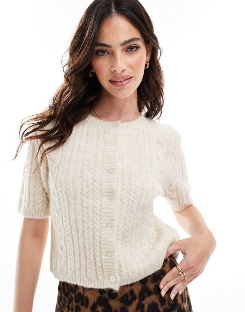ASOS DESIGN - Flauschige Strickjacke in Ecru mit Zopfmuster-Weiß von ASOS DESIGN