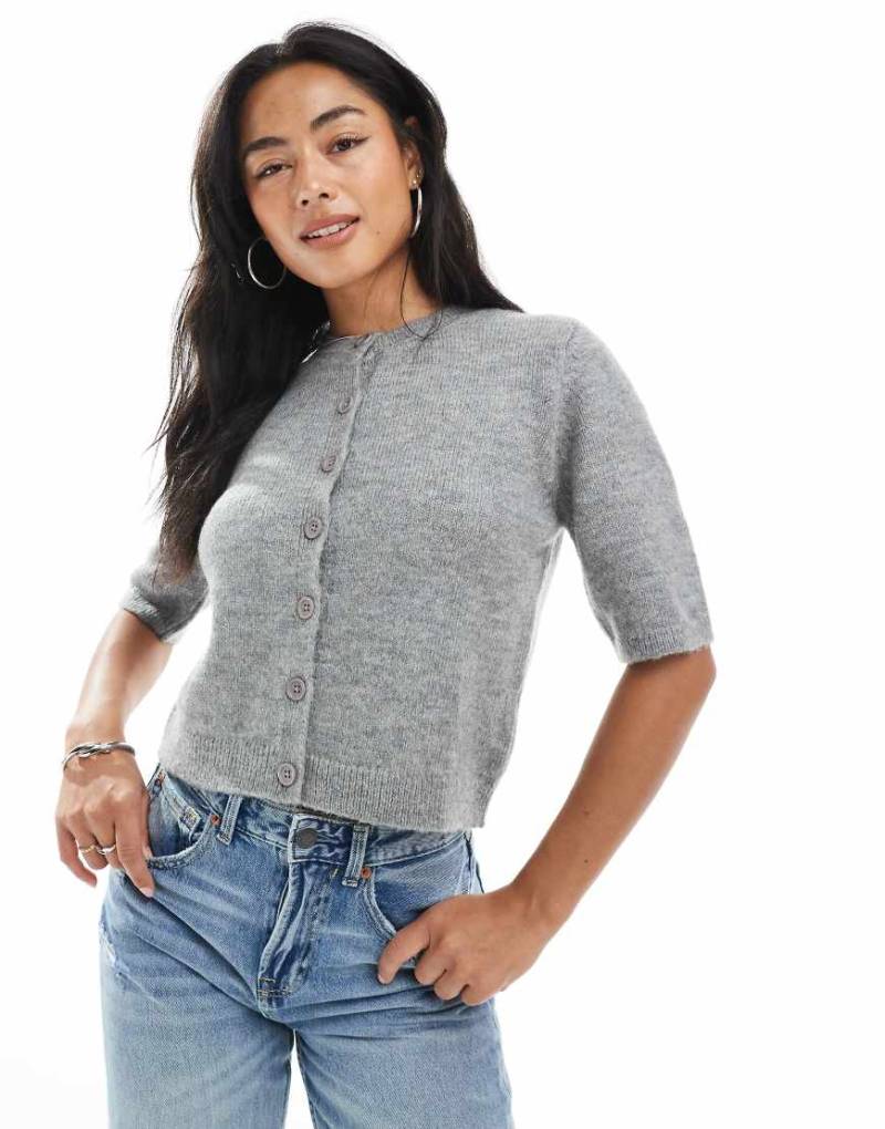 ASOS DESIGN - Flauschige Strickjacke in Grau mit halblangen Ärmeln von ASOS DESIGN