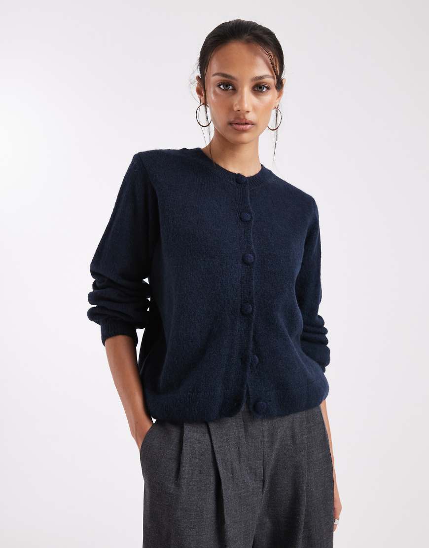 ASOS DESIGN - Flauschige Strickjacke in Marineblau mit Blousonärmeln von ASOS DESIGN