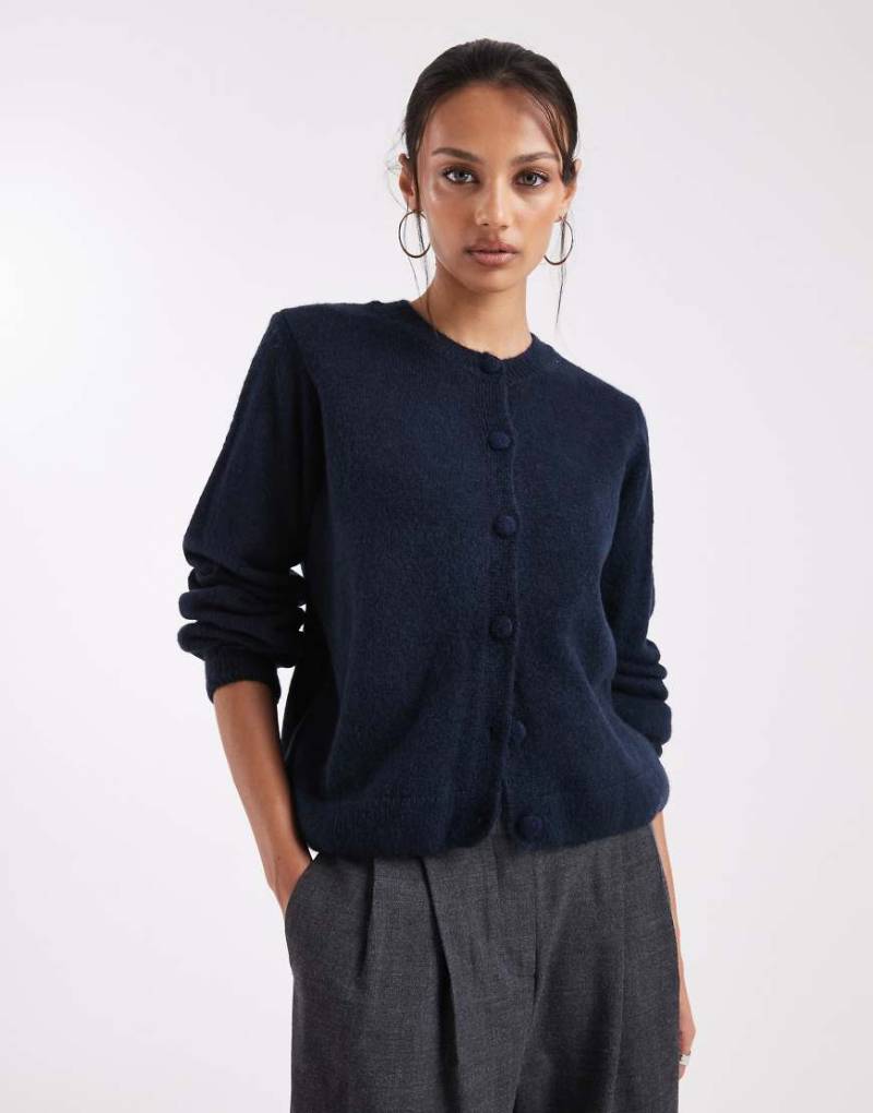 ASOS DESIGN - Flauschige Strickjacke in Marineblau mit Blousonärmeln von ASOS DESIGN