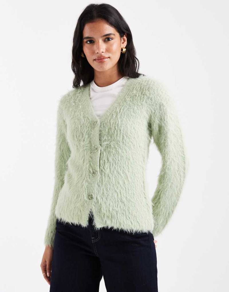 ASOS DESIGN - Flauschige Strickjacke in Salbei mit V-Ausschnitt-Grün von ASOS DESIGN