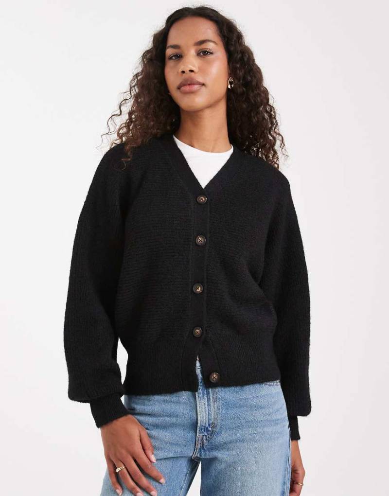 ASOS DESIGN - Flauschige Strickjacke in Schwarz mit Fledermausärmeln von ASOS DESIGN