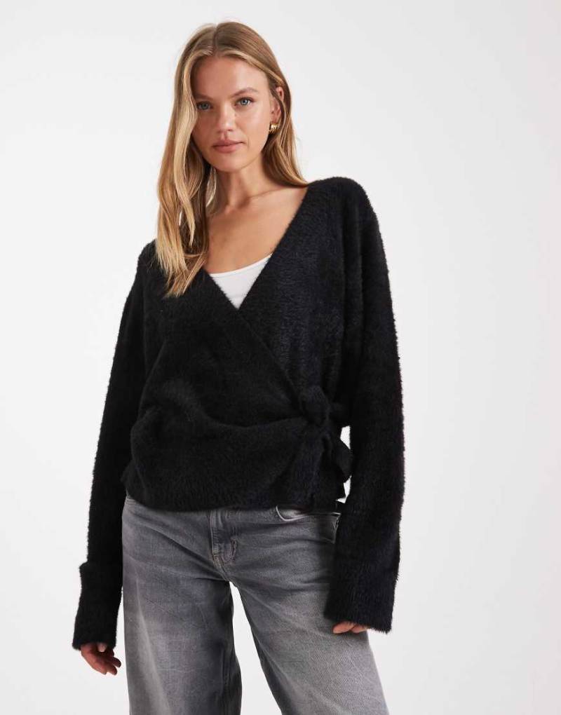 ASOS DESIGN - Flauschige Wickel-Strickjacke in Schwarz von ASOS DESIGN