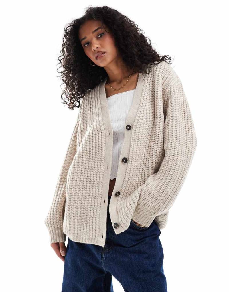 ASOS DESIGN - Flauschige gerippte Strickjacke in Hellbeige mit V-Ausschnitt-Neutral von ASOS DESIGN