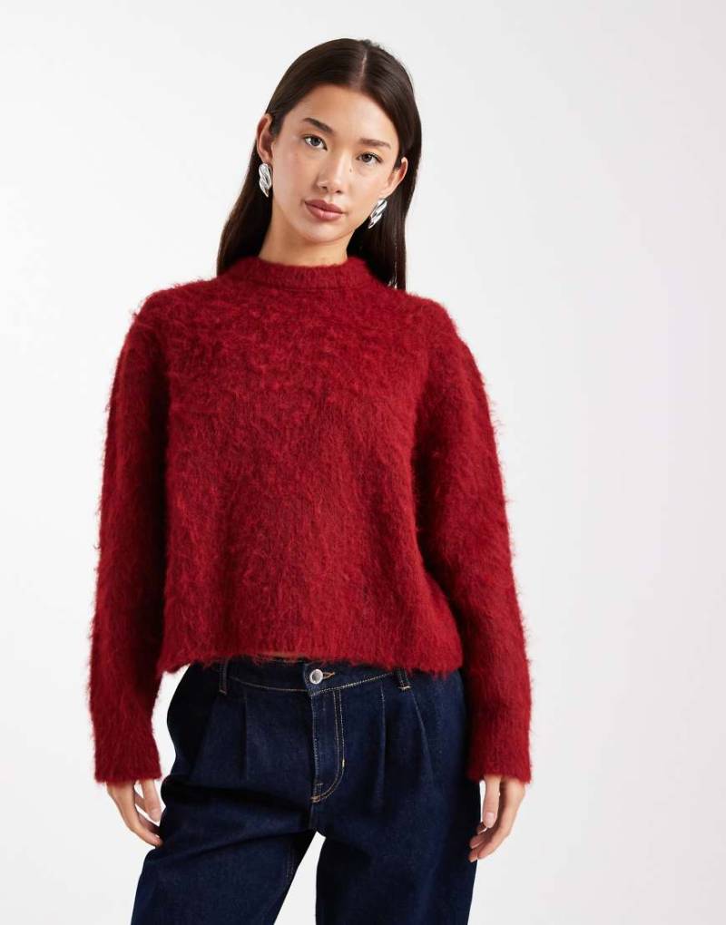 ASOS DESIGN - Flauschiger, angerauter Pullover in Burgunderrot-Grün von ASOS DESIGN