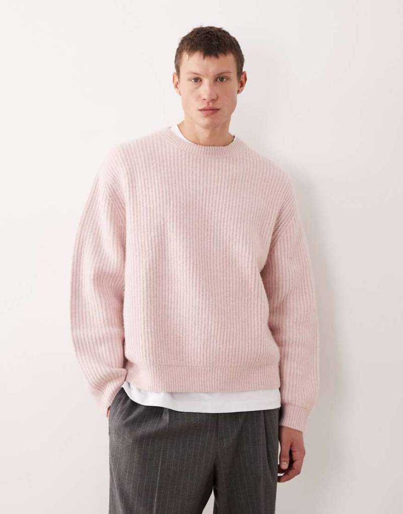 ASOS DESIGN - Flauschiger, gerippter Oversize-Strickpullover in Blassrosa von ASOS DESIGN