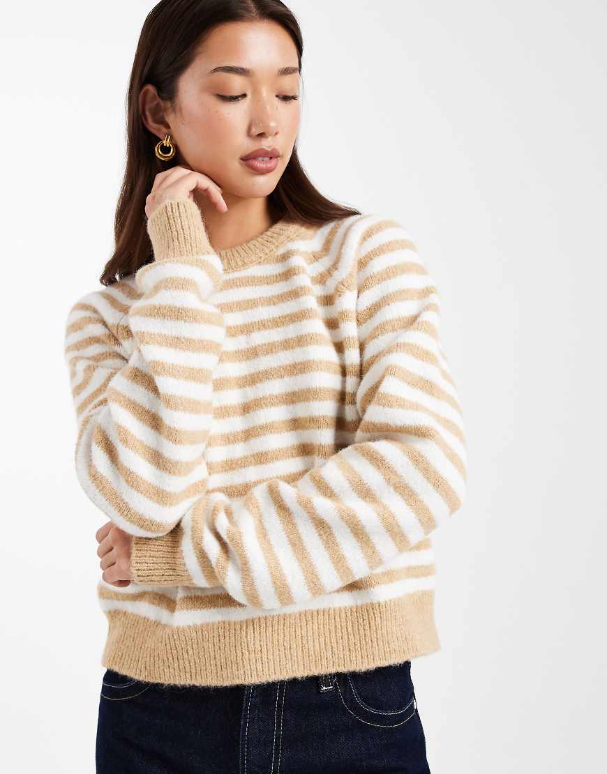 ASOS DESIGN - Flauschiger, gestreifter Pullover in Beige und Weiß-Bunt ASOS DESIGN - Flauschiger, gestreifter Pullover in Beige und Weiß-Bunt von ASOS DESIGN