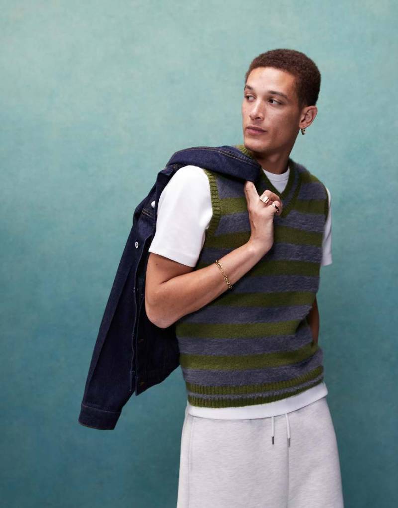 ASOS DESIGN - Flauschiger, gestreifter Strickpullunder in Khaki-Grün von ASOS DESIGN