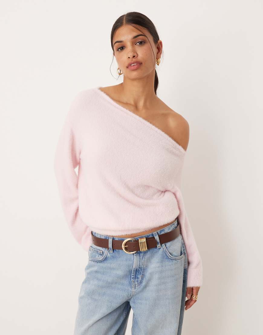 ASOS DESIGN - Flauschiger, taillierter One-Shoulder-Strickpullover in Rosa von ASOS DESIGN