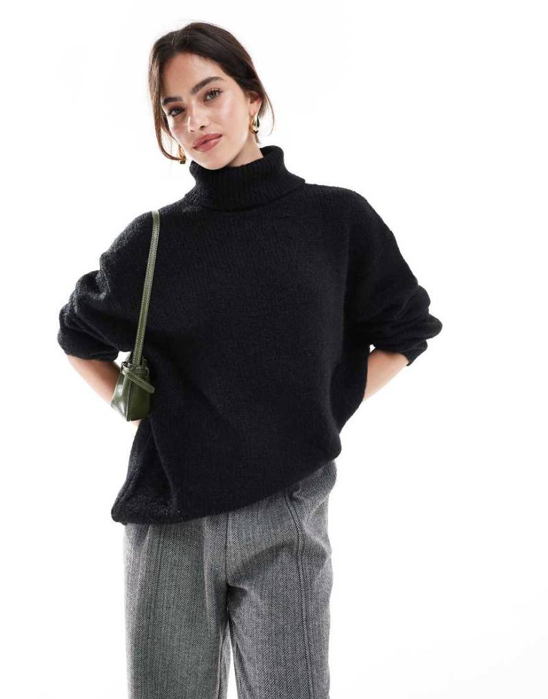ASOS DESIGN - Flauschiger Longline-Pullover in Schwarz mit Rollkragen von ASOS DESIGN