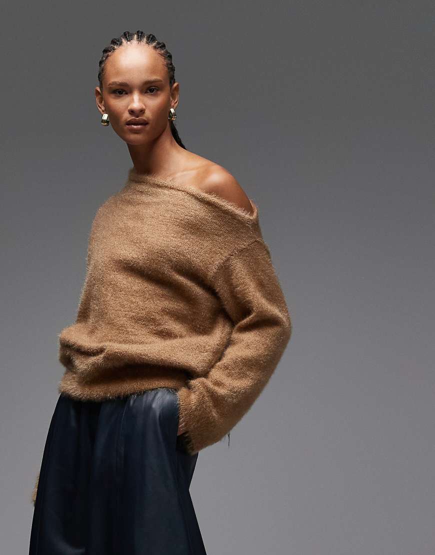 ASOS DESIGN - Flauschiger One-Shoulder-Strickpullover in Mokka mit betonter Taille-Brown von ASOS DESIGN