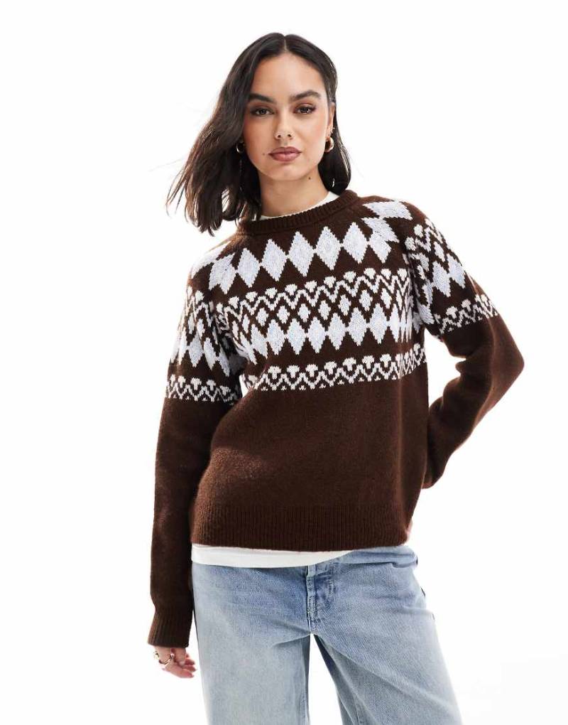 ASOS DESIGN - Flauschiger Oversize-Pullover in Braun mit Norwegermuster in Blau und Rundhalsausschnitt-Bunt von ASOS DESIGN