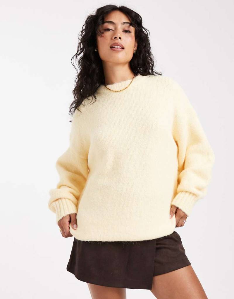 ASOS DESIGN - Flauschiger Oversize-Pullover in Buttermilchgelb mit Rundhalsausschnitt und Kokon-Ärmel von ASOS DESIGN