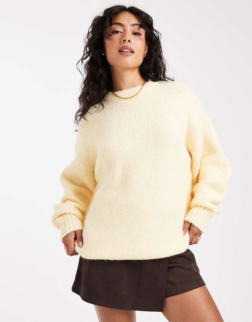 ASOS DESIGN - Flauschiger Oversize-Pullover in Buttermilchgelb mit Rundhalsausschnitt und Kokon-Ärmel von ASOS DESIGN